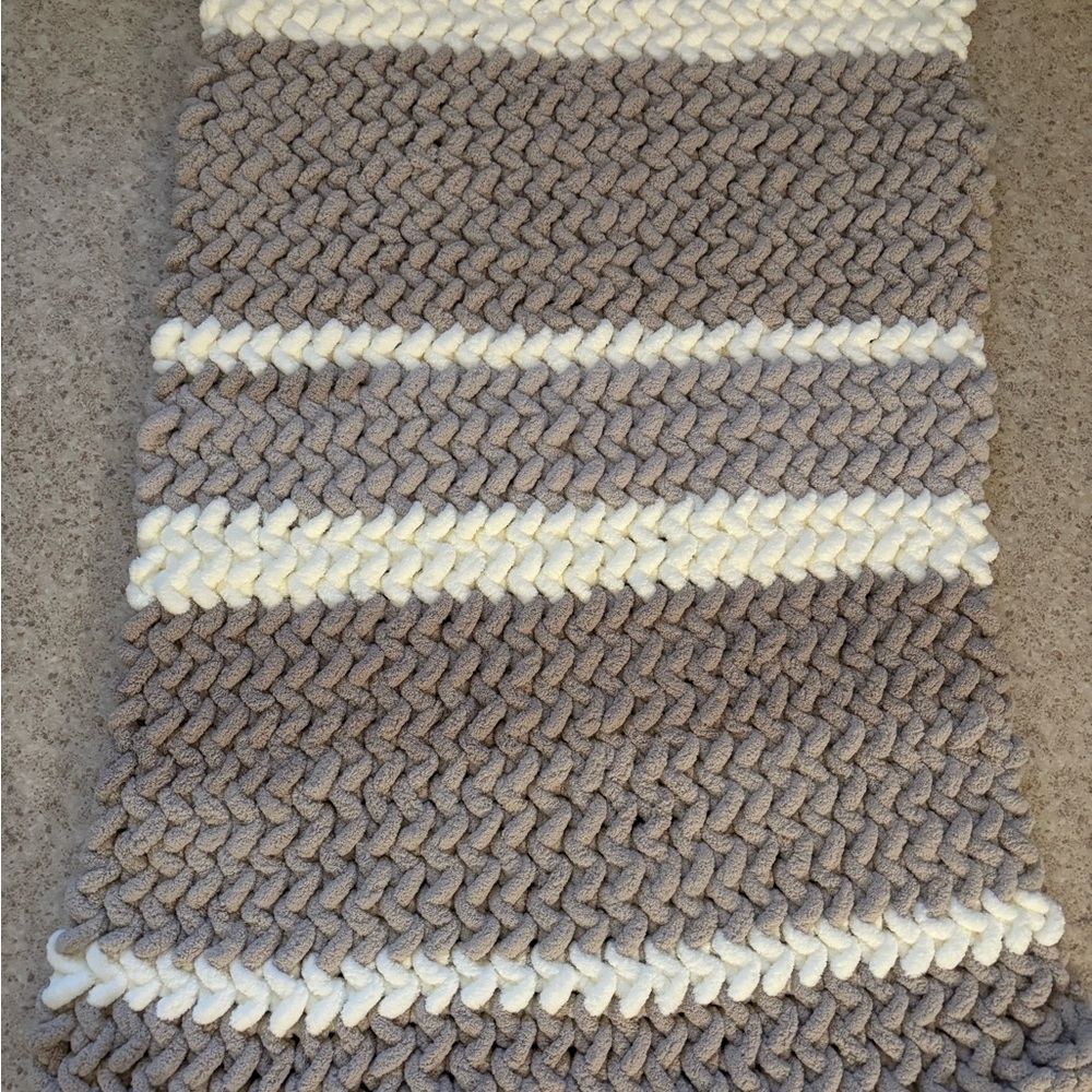 Cozy knit throw in white and grey